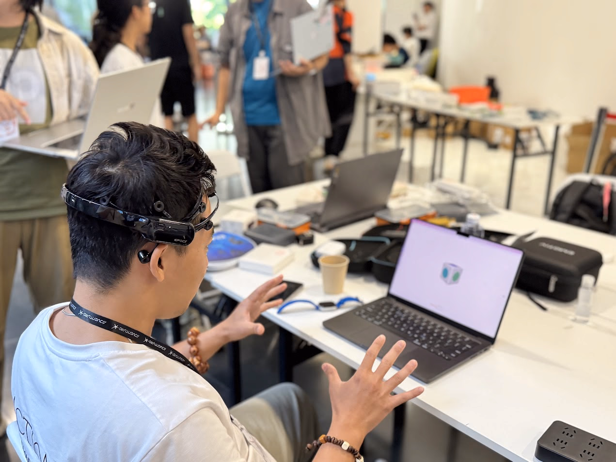 Demam ‘Brain-Computer Interface’ Konsumer: Saat Gelang Pikiran Gantikan Layar Sentuh